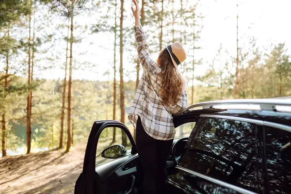 Wanita Muda Berdiri Dekat Mobil Hari Yang Cerah Bepergian Dengan — Stok Foto