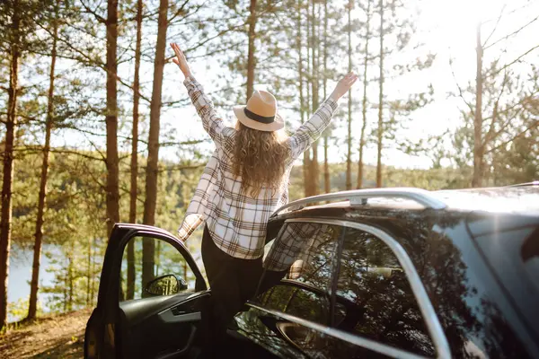 Wanita Muda Berdiri Dekat Mobil Hari Yang Cerah Bepergian Dengan — Stok Foto