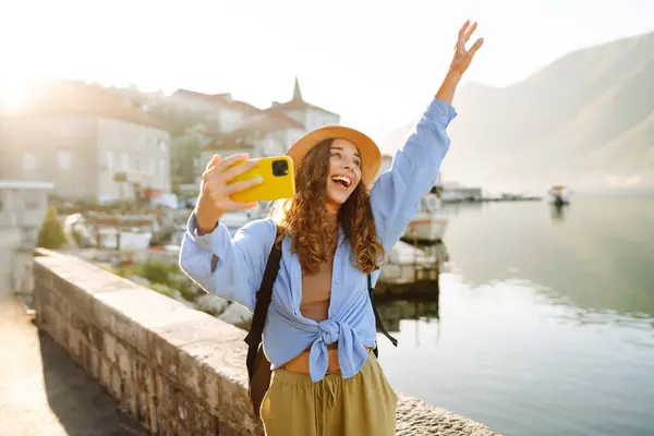 Piękny Turysta Spaceruje Ulicami Robi Selfie Pomocą Aparatu Smartfona Styl — Zdjęcie stockowe