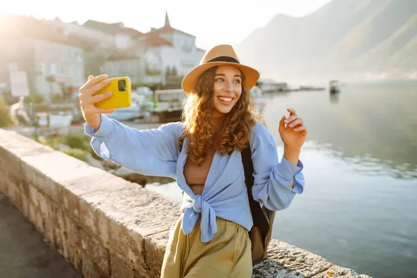 Wisatawan Cantik Berjalan Jalan Dan Mengambil Selfie Menggunakan Kamera Smartphone — Stok Foto