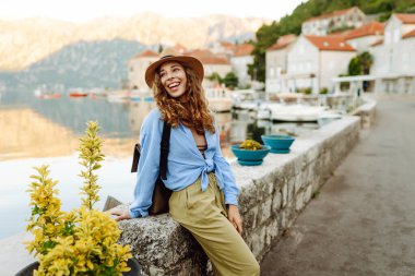 Şehir sokaklarını keşfeden mutlu bir kadın. Yaşam tarzı, seyahat, turizm, aktif yaşam.