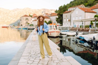 Şehir sokaklarını keşfeden mutlu bir kadın. Yaşam tarzı, seyahat, turizm, aktif yaşam.