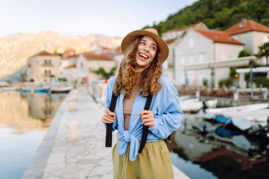 Şehir sokaklarını keşfeden mutlu bir kadın. Yaşam tarzı, seyahat, turizm, aktif yaşam.