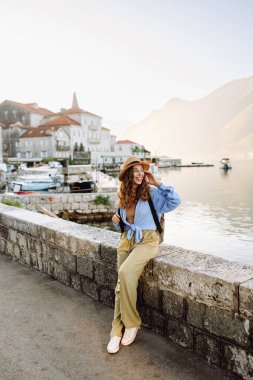 Şehir sokaklarını keşfeden mutlu bir kadın. Yaşam tarzı, seyahat, turizm, aktif yaşam.