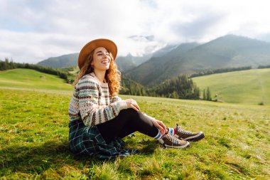 Mutlu Kadın turist doğa manzarasına hayran. Seyahat, doğa konsepti..