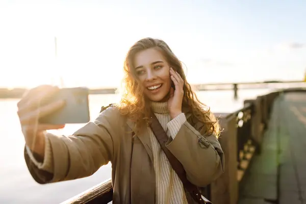 Waktu Selfie Wanita Muda Memegang Ponsel Mengambil Foto Selfie Menggunakan — Stok Foto
