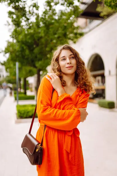 Potret Wanita Cantik Muda Dengan Gaun Cerah Berjalan Jalan Jalan — Stok Foto
