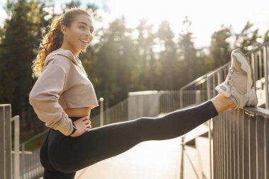 Sabahları dışarıda egzersiz yapan güçlü bir kadın. Spor, aktif yaşam, spor eğitimi, sağlıklı yaşam tarzı..