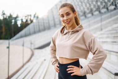 Sabahları dışarıda egzersiz yapan güçlü bir kadın. Spor, aktif yaşam, spor eğitimi, sağlıklı yaşam tarzı..