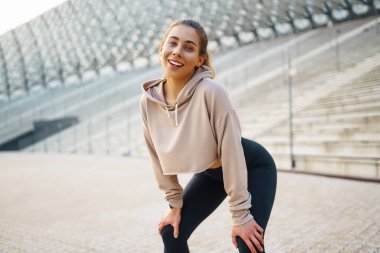 Sabahları dışarıda egzersiz yapan güçlü bir kadın. Spor, aktif yaşam, spor eğitimi, sağlıklı yaşam tarzı..