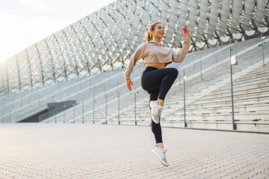 Sabahları dışarıda egzersiz yapan güçlü bir kadın. Spor, aktif yaşam, spor eğitimi, sağlıklı yaşam tarzı..