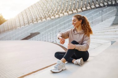 Sabahları dışarıda egzersiz yapan güçlü bir kadın. Spor, aktif yaşam, spor eğitimi, sağlıklı yaşam tarzı..