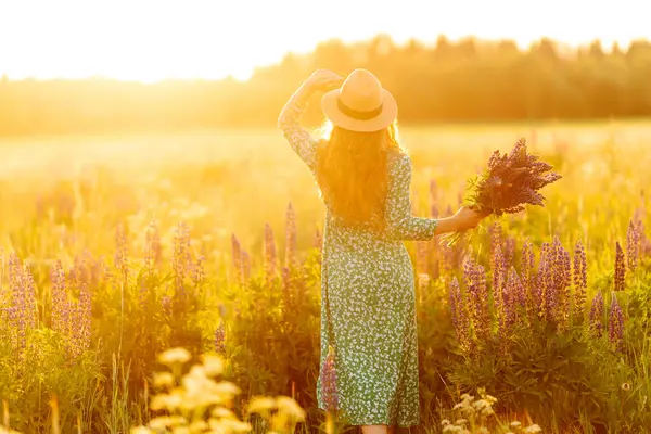 Ung Kvinne Lavendelfeltet Sommerdagen Blomstrende Lavendelfelt Natur Avslapning Reise Livsstil stockfoto