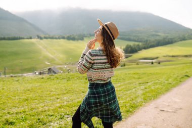 Gezgin doğanın tadını çıkarıyor. Güneşli dağlarda bir kadın. Yaşam tarzı, macera, doğa, aktif yaşam.