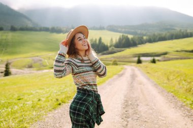 Gezgin doğanın tadını çıkarıyor. Güneşli dağlarda bir kadın. Yaşam tarzı, macera, doğa, aktif yaşam.