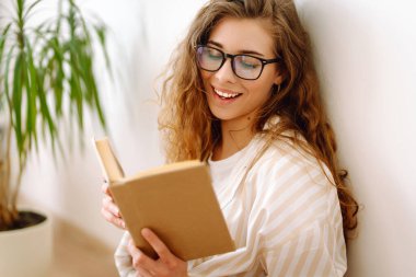 Kağıt defter günlüğü yazan genç kız öğrenci, notlar alıyor, çalışıyor, ödev yapıyor, kontrol listesi yapıyor. İş, blog yazma, serbest çalışma, eğitim kavramı.