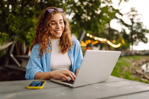 Mulher Bonita Sentada Banco Uma Mesa Parque Livre Usando Laptop Imagens Royalty-Free