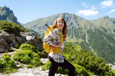 Kadın turist dağlık alanda doğayı keşfediyor. Doğa, aktif yaşam, seyahat.