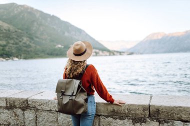 Mutlu Kadın turist manzaraya hayran. Seyahat, tatil kavramı. Etkin yaşam biçimi.