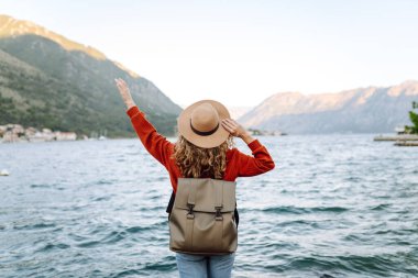 Mutlu Kadın turist manzaraya hayran. Seyahat, tatil kavramı. Etkin yaşam biçimi.