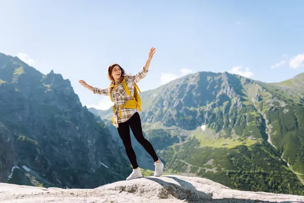 女性観光客は山岳地帯で自然を探検する アクティブライフ ロイヤリティフリーのストック写真