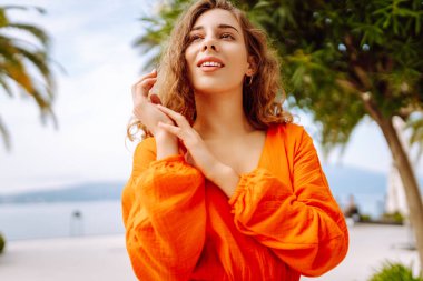 Palmiye ağaçlarının arkasındaki portre güzelliği modeli. Güneşli bir gün. Yaşam tarzı, moda, seyahat kavramı.