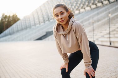 Sabahları dışarıda egzersiz yapan genç bir kadın. Spor, spor ve sağlıklı vücut konsepti..