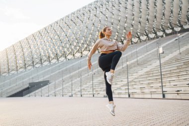 Sabahları dışarıda egzersiz yapan genç bir kadın. Spor, spor ve sağlıklı vücut konsepti..