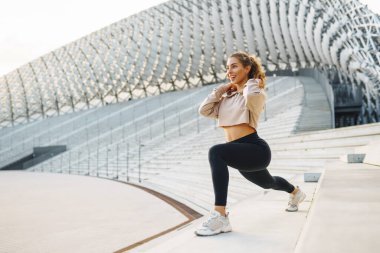 Sabahları dışarıda egzersiz yapan genç bir kadın. Spor, spor ve sağlıklı vücut konsepti..