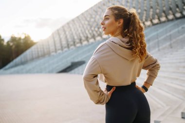 Sabahları dışarıda egzersiz yapan genç bir kadın. Spor, spor ve sağlıklı vücut konsepti..