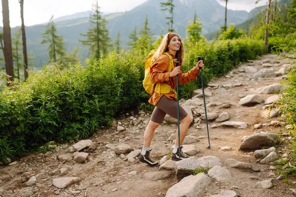 Ormanlar ve uçurumlar arasında dağlarda yürüyüş yapan bir turist kadın. Slovakya 'yı, Avrupa' yı dolaş. Yürüyüş kavramı, aktif yaşam tarzı. Maceralar.