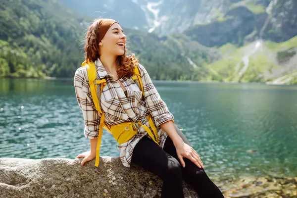 Mujer Turista Feliz Disfruta Vista Del Lago Montaña Tiempo Soleado Imagen De Stock
