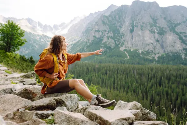 산에서 성공적인 관광객의 초상화와 자유를 즐기는 트레킹 활동적인 라이프 스타일의 로열티 프리 스톡 이미지