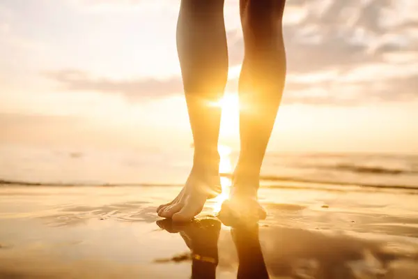 Smukłe Kobiece Nogi Stopy Spacerujące Wzdłuż Morskich Fal Wodnych Piaszczystej Zdjęcie Stockowe