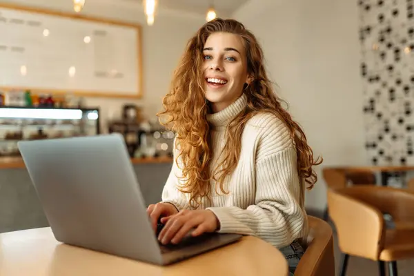 Gerente Mulher Elegante Freelancer Trabalhando Laptop Enquanto Sentado Café Acolhedor Imagens Royalty-Free