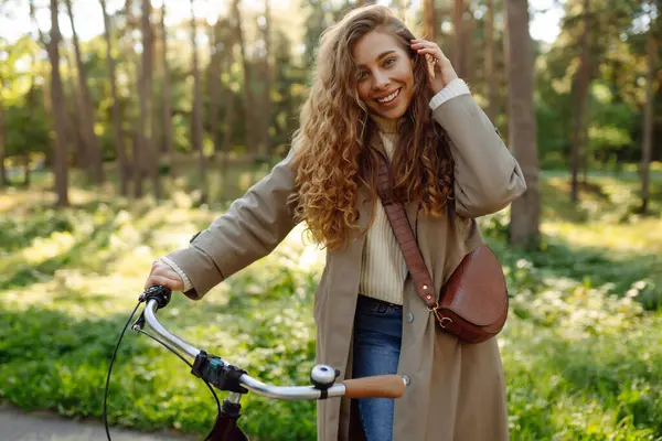 Femeie Fericită Turist Care Folosește Bicicleta Parc Stilul Viață Activ Imagini stoc fără drepturi de autor