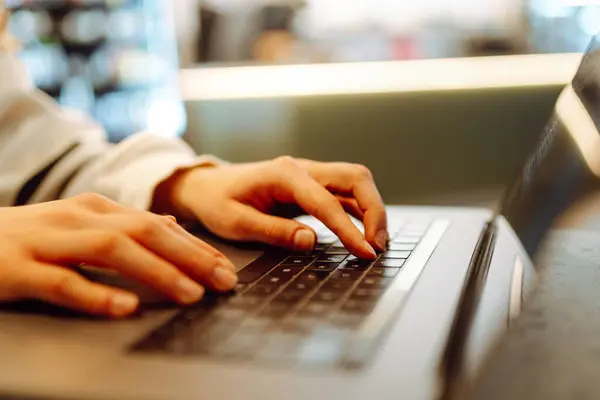 閉じる 自宅でラップトップのキーボードにタイピングする女性の手の上 サイバーセキュリティコンセプト フリーランサー オンラインで勉強 ビジネスコンセプト ロイヤリティフリーのストック写真