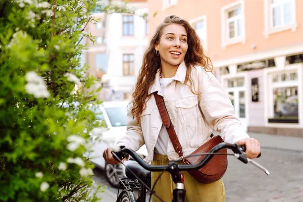 Glückliche Frau Mit Fahrrad Auf Der Stadtstraße Freien Aktiver Lebensstil Stockbild