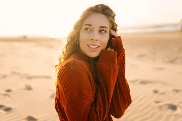 Krásná Žena Kráčí Pláži Při Západu Slunce Cestování Víkend Relaxace Stock Snímky