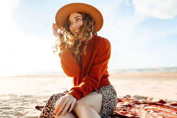 Femeia Tânără Într Pulover Confortabil Pălărie Bucură Natură Citind Carte Imagine de stoc