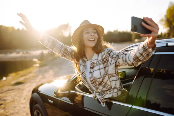 Nuori Nainen Turisti Matkustaa Autolla Ottaen Selfie Seisoo Auton Vieressä kuvapankin valokuva