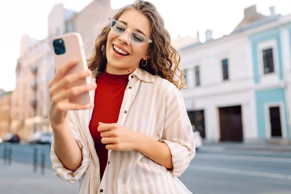 Turista Feliz Con Teléfono Mujer Joven Escribiendo Texto Para Compartir Imágenes De Stock Sin Royalties Gratis