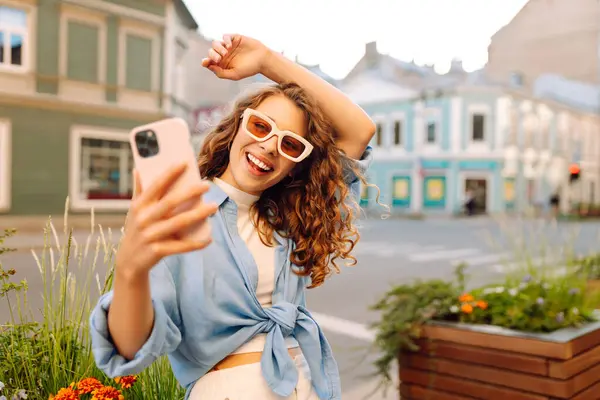 Munter Kvindelige Turist Klikke Selfie Billeder Mobiltelefon Front Kamera Livsstil Stock-billede