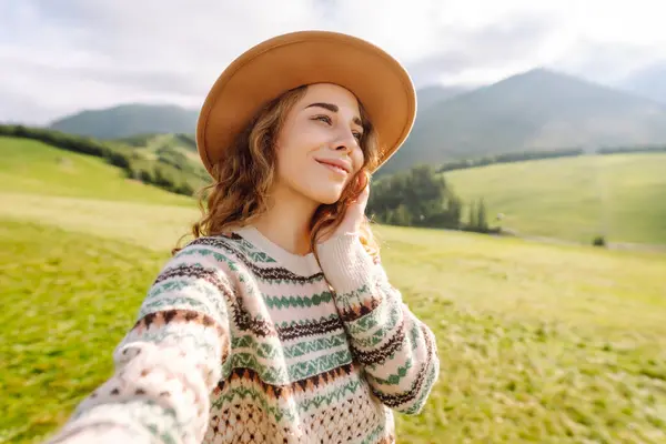 Femeie Tânără Frumoasă Care Face Selfie Natură Blogging Comunicare Călătorii Fotografie de stoc