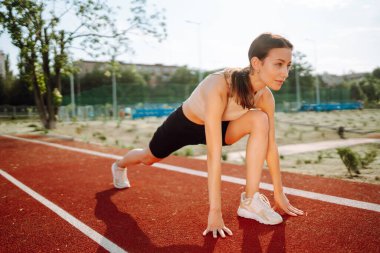 Genç ve güzel bir kadın spor alanında egzersiz yapıyor. Fitness. Etkin yaşam biçimi