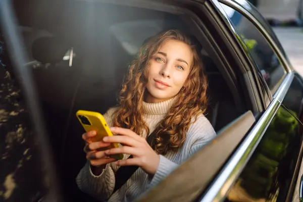 Wanita Muda Duduk Kursi Belakang Mobil Dan Berbicara Telepon Konsep Stok Gambar Bebas Royalti