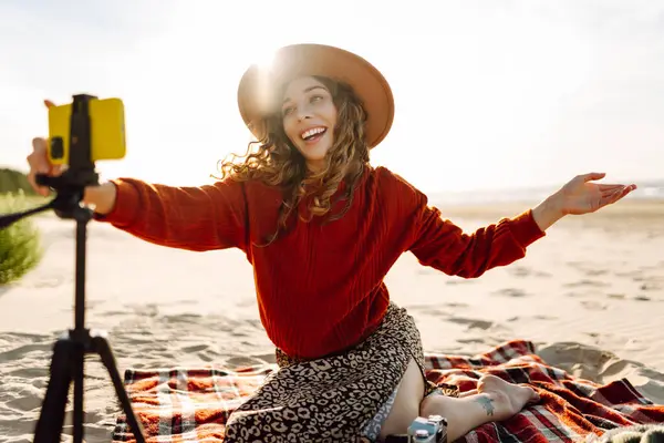 Style Woman Using Smartphone Stabilizer Taking Pictures Live Video Seashore Imagem De Stock