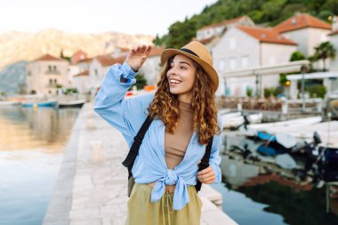 Şehir mimarisinin arka planındaki kadın turist. Avrupa 'da seyahat ya da eğitim. Yaşam tarzı, dinlenme, hafta sonu, aktif yaşam.