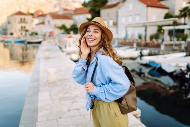 Şehir mimarisinin arka planındaki kadın turist. Avrupa 'da seyahat ya da eğitim. Yaşam tarzı, dinlenme, hafta sonu, aktif yaşam.