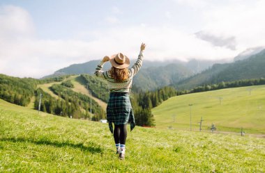 Bir dağ vadisinde seyahat eden genç ve çekici bir kız yolcunun portresi. Macera, seyahat konsepti.